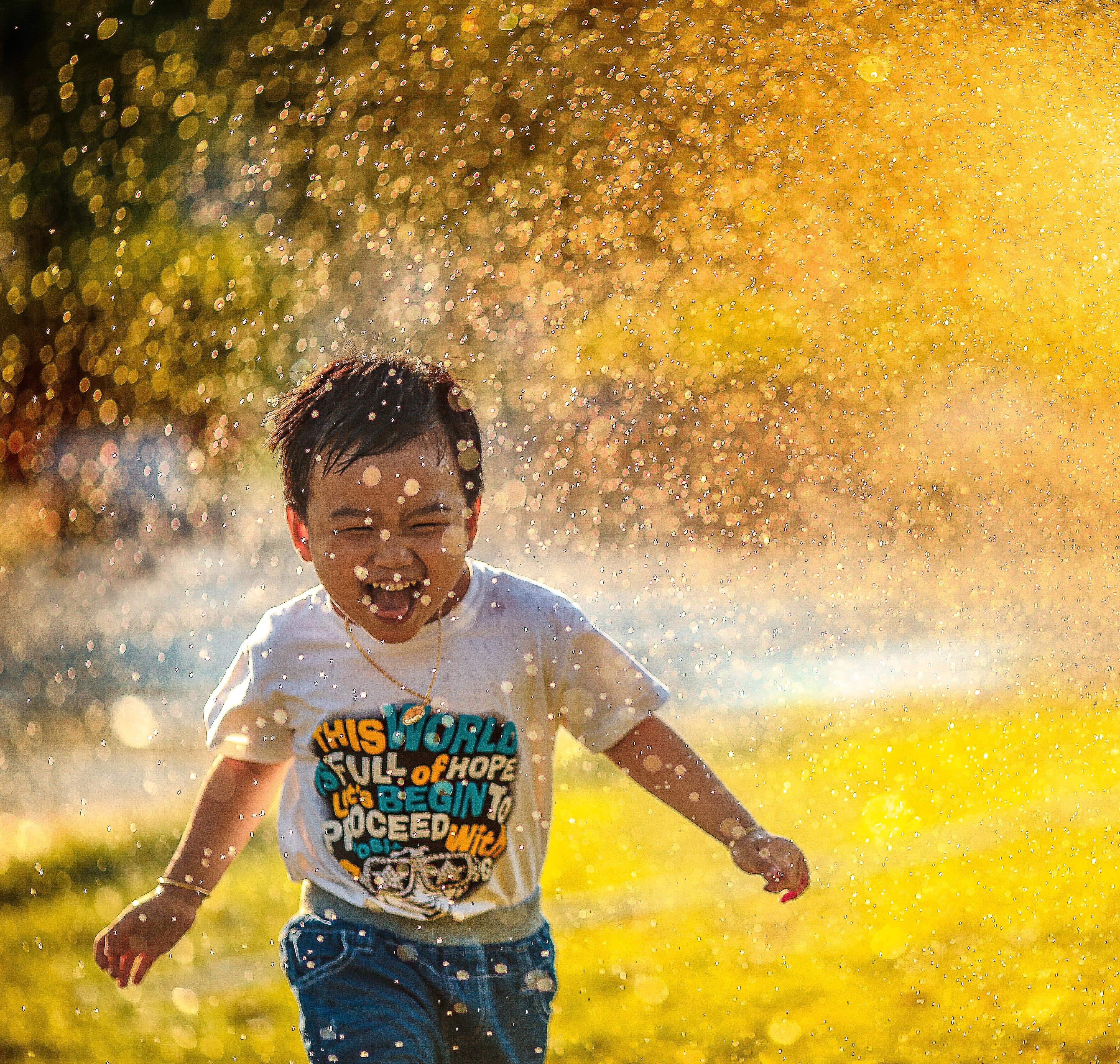 Participacion Observatorio FIEX: Niño corriendo bajo la lluvia Participacion Observatorio FIEX: Niño corriendo bajo la lluvia
